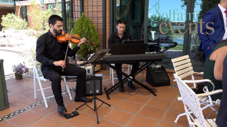 duo violin y piano en coctel de boda
